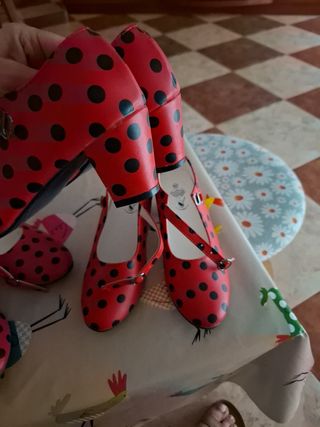 Zapatos de sevillana rojos a topos