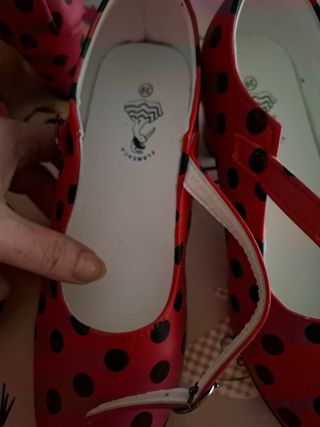 Zapatos de sevillana rojos a topos