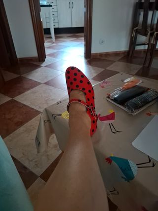 Zapatos de sevillana rojos a topos