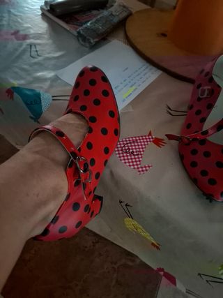 Zapatos de sevillana rojos a topos