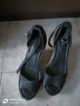 Sandalias de cuña Mango negras