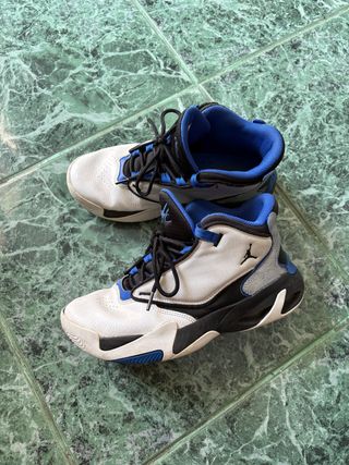 Nike Air Jordan Max Aura 4 Bianco Nero Blu di seconda mano per 35 EUR su  Genova su WALLAPOP