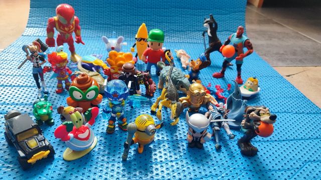 Lote de figuras de acción y juguetes