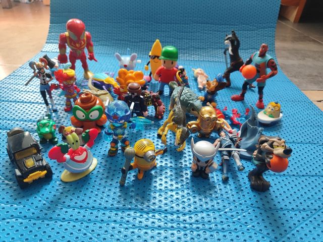 Lote de figuras de acción y juguetes