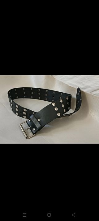 Cintura in pelle con borchie 
80cm.