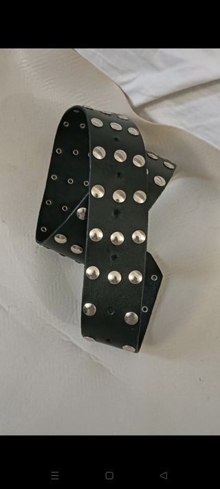 Cintura in pelle con borchie 
80cm.