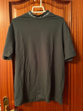 Camiseta verde con texto