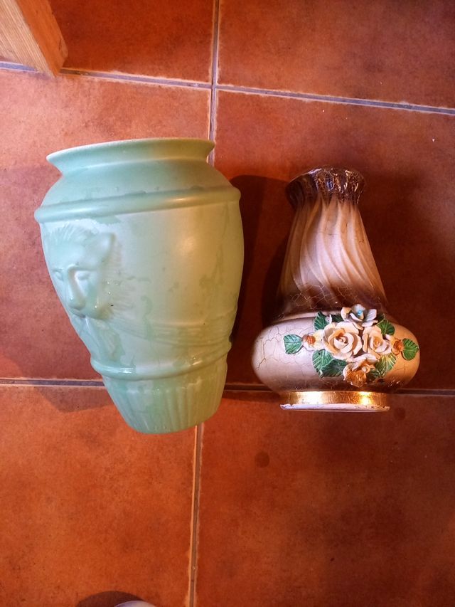 2 Jarrones Antiguos de Porcelana. 15 cm alto.