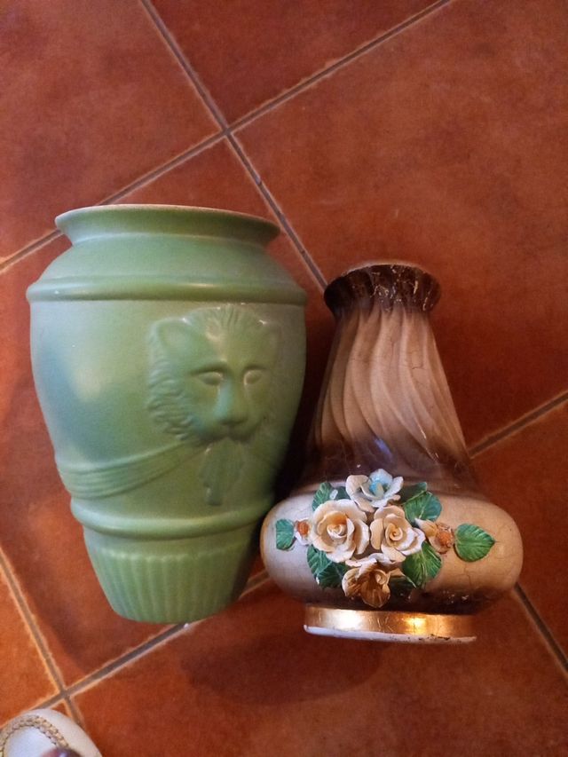 2 Jarrones Antiguos de Porcelana. 15 cm alto.