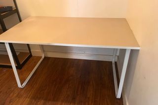 Mesa de escritorio beige y blanca