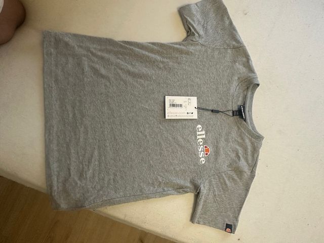 Camiseta Gris Ellesse es una XXS de mujer