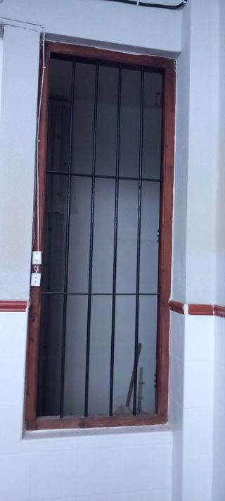 Marco con reja medidas 1,90 alto x 75 ancho .