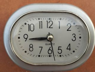 Despertador ovalado plateado