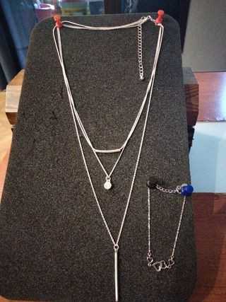 Colgante y pulsera bisutería plateada