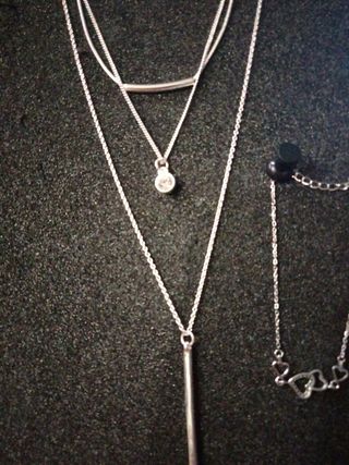 Colgante y pulsera bisutería plateada