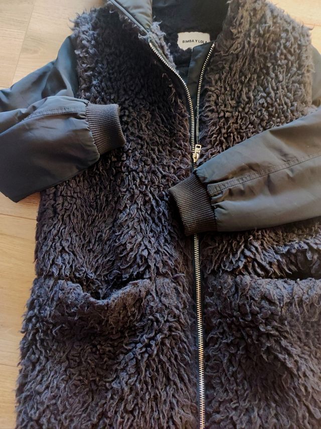 BIMBA Y LOLA abrigo negro con capucha