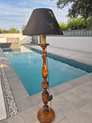 Lámpara de pie de madera