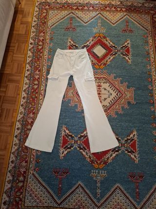 Pantalones cargo acampanados blancos Brownie