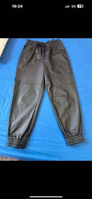 Pantalones negros efecto piel
