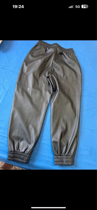 Pantalones negros efecto piel