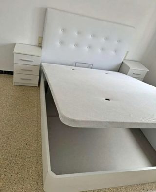 Colchón blanco con base tapizada
