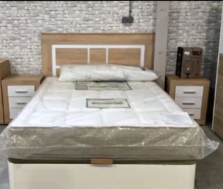 Colchón blanco con base tapizada