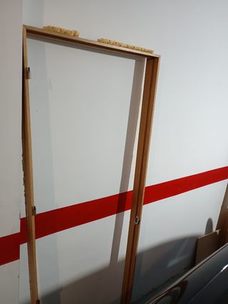 Puerta de salón con cristal y marco