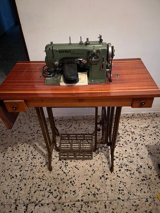 Máquina de coser antigua Refrey