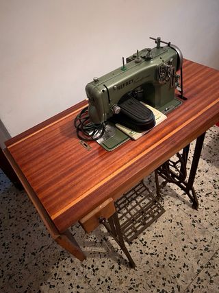 Máquina de coser antigua Refrey