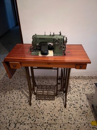Máquina de coser antigua Refrey