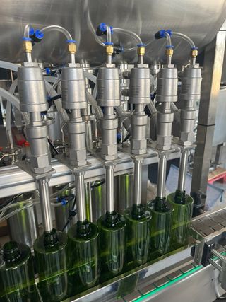Línea de llenado para botes y botellas