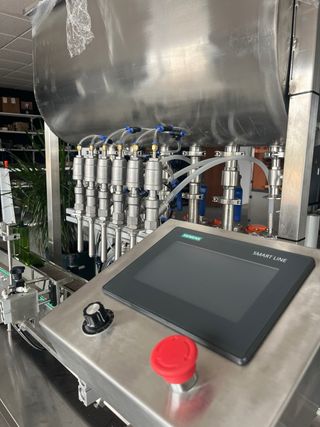 Línea de llenado para botes y botellas