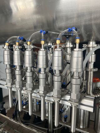 Línea de llenado para botes y botellas