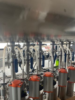 Línea de llenado para botes y botellas