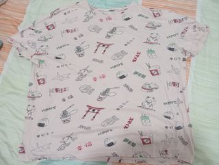 Camiseta rosa con estampado japonés