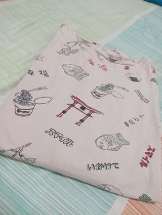 Camiseta rosa con estampado japonés