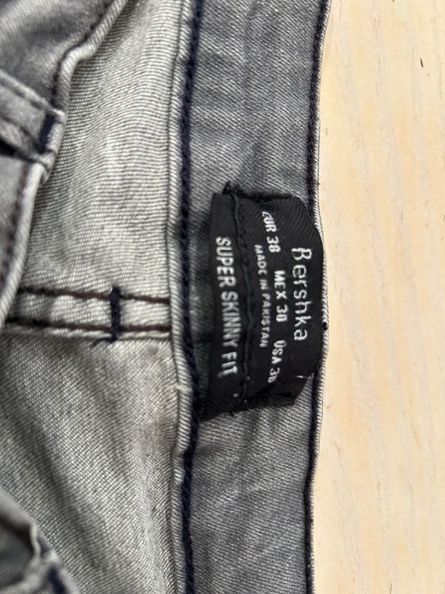 Pantalón Bershka Super Skinny Gris Talla M