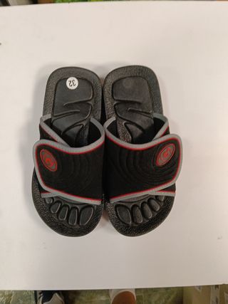 Chanclas Negras y Rojas Talla 32