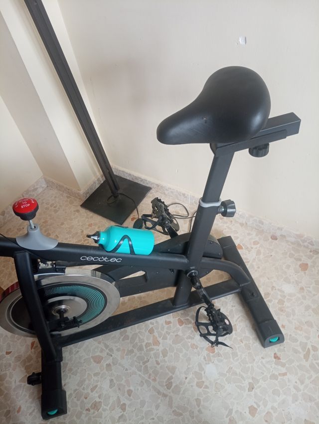 Bicicleta estática Cecotec muy poco uso