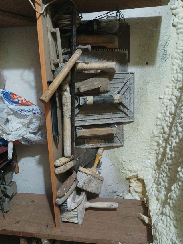 Herramientas de albañilería variadas