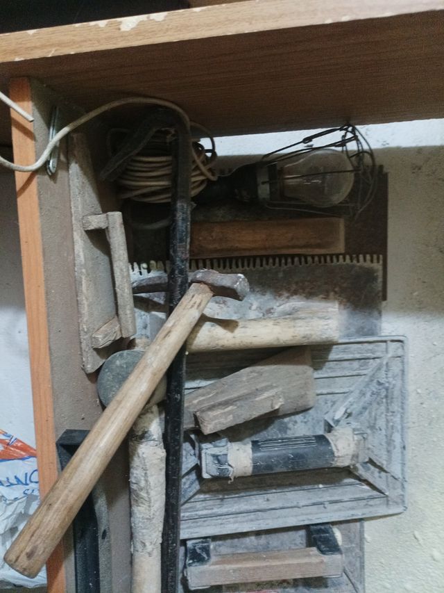 Herramientas de albañilería variadas