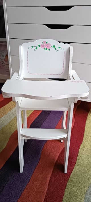 Trona de juguete blanca con rosas