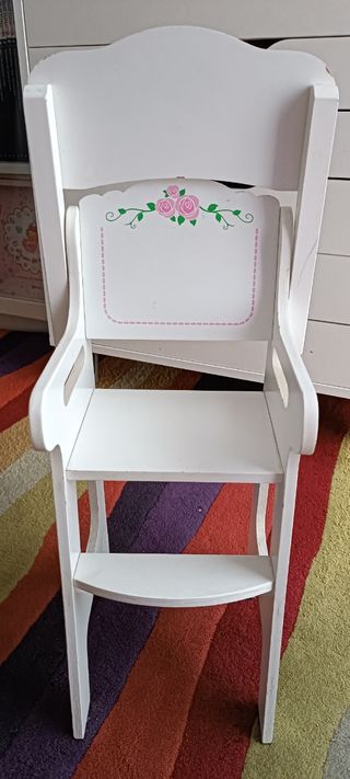 Trona de juguete blanca con rosas