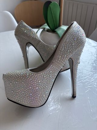 Zapatos de tacón con cristales plateados