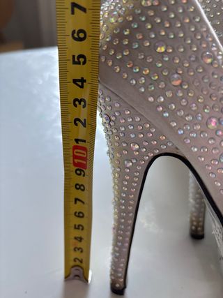Zapatos de tacón con cristales plateados