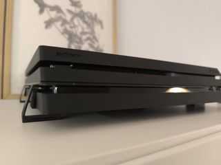 PS4 Pro 1Tb Negra + Mando Original