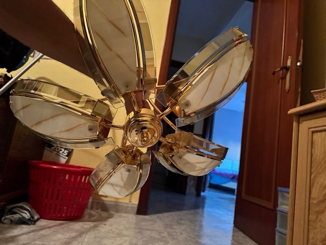 Lámpara colgante dorada y transparente