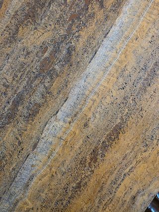 Mesa de centro de piedra y madera