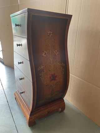 Cajonera de madera con diseño floral