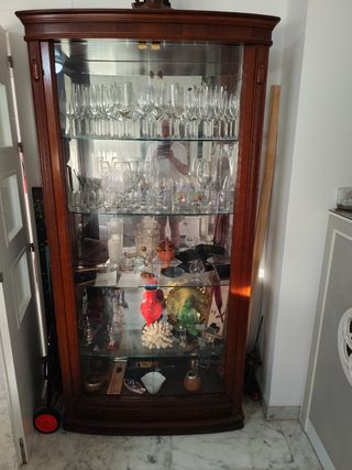 Vitrina de salón de madera y cristal
